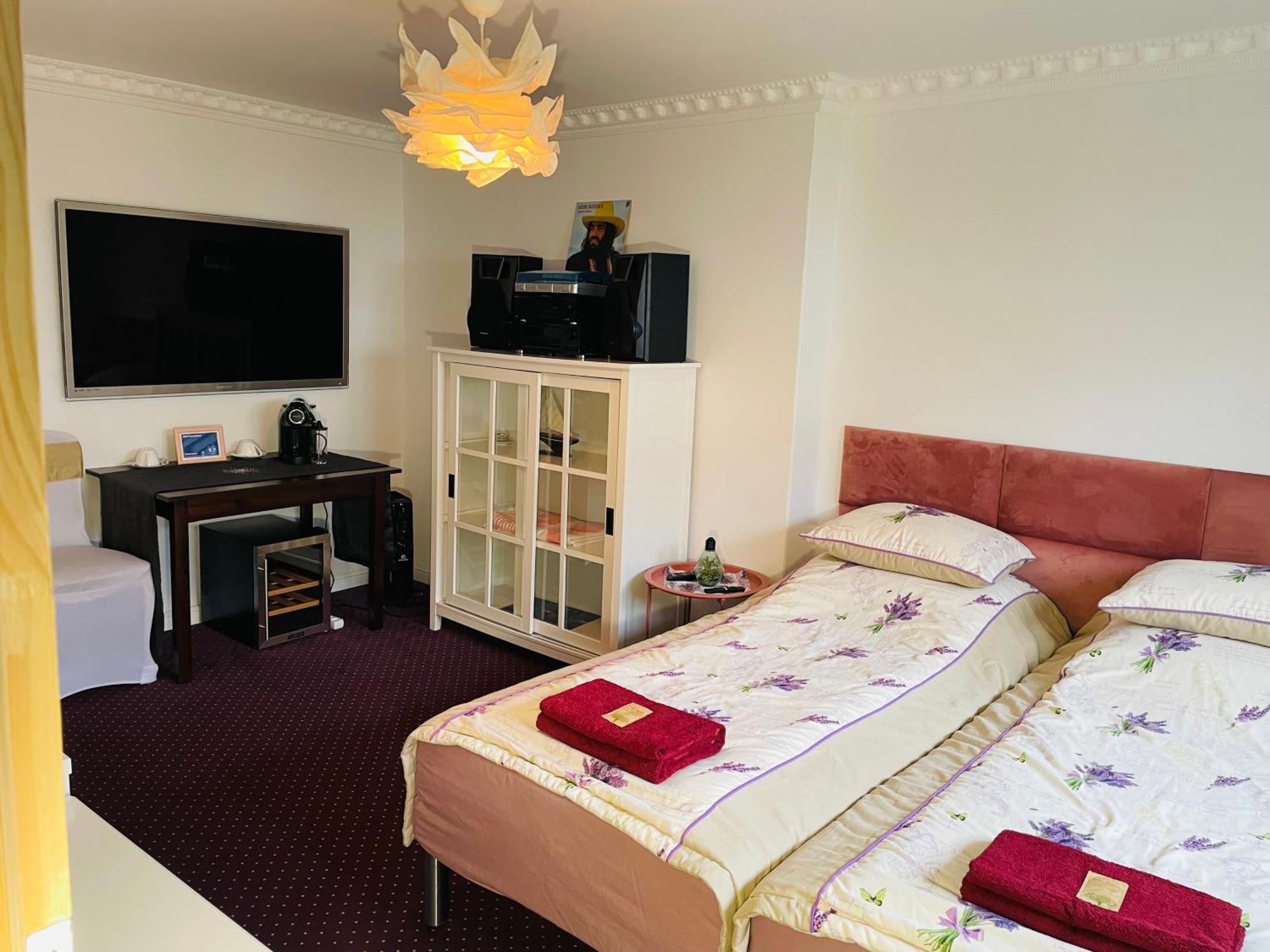 K&B Residence Jaroslaw Luaran gambar