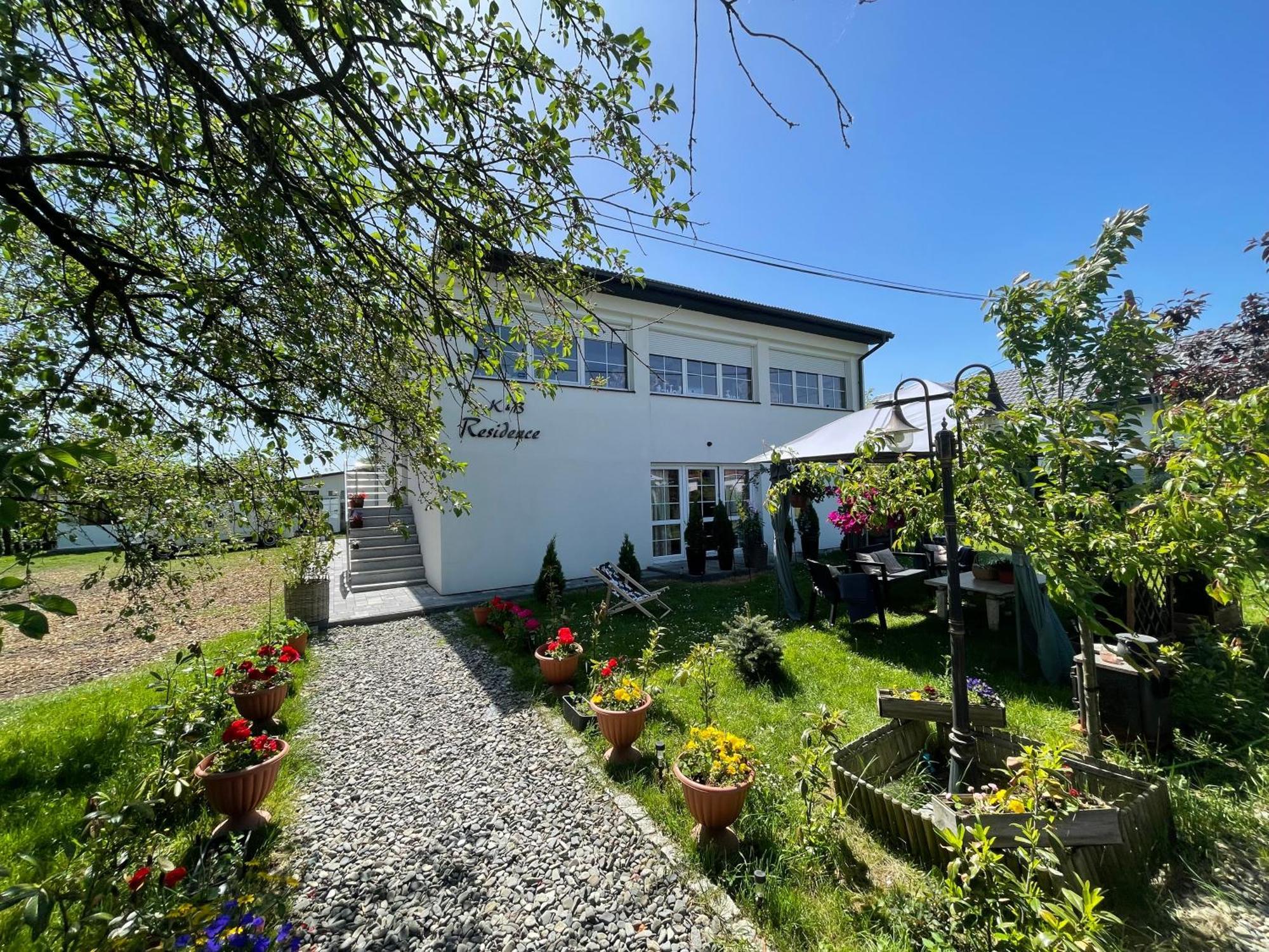 K&B Residence Jaroslaw Luaran gambar